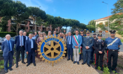 Il Simbolo del Rotary International al centro della rotatoria tra corso Europa e via Moscova