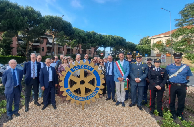 Il Simbolo del Rotary International al centro della rotatoria tra corso Europa e via Moscova