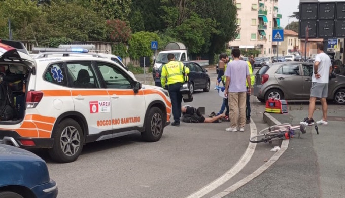 Investito da un’auto alla rotonda sul Sempione