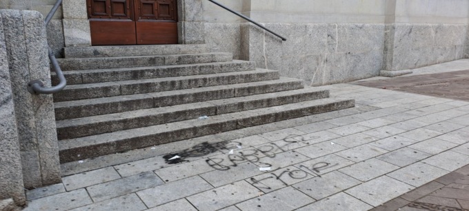 Vandali colpiscono vicino alle scale e sui corrimano della chiesa parrocchiale