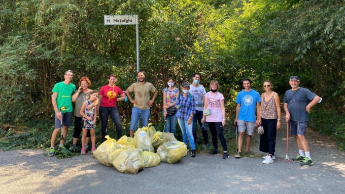Da quattro anni camminano raccogliendo rifiuti: sono i volontari del plogging