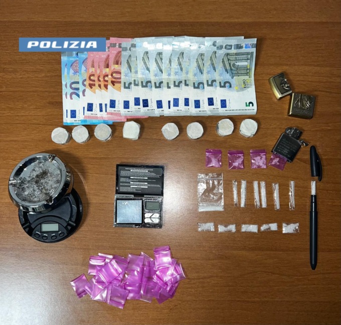 Droga nelle penne e nei cerotti, 32enne in manette