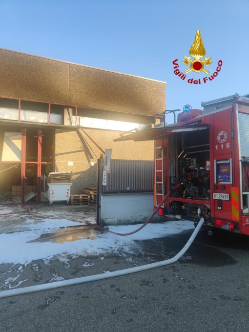 Esplode un macchinario, quattro operai feriti