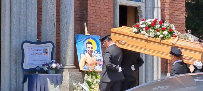 L'ultimo abbraccio a Riccardo Legnani: "Completiamo il capolavoro che tu hai iniziato"