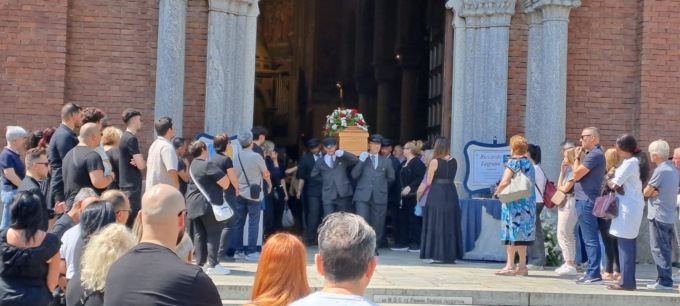 L'ultimo abbraccio a Riccardo Legnani: "Completiamo il capolavoro che tu hai iniziato"