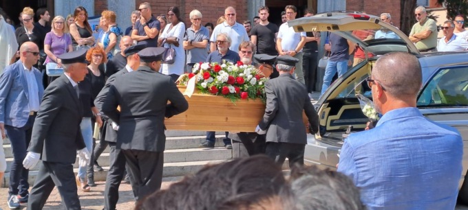 L'ultimo abbraccio a Riccardo Legnani: "Completiamo il capolavoro che tu hai iniziato"
