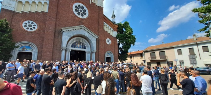 L'ultimo abbraccio a Riccardo Legnani: "Completiamo il capolavoro che tu hai iniziato"