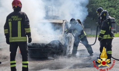 Auto a fuoco, salvo il conducente