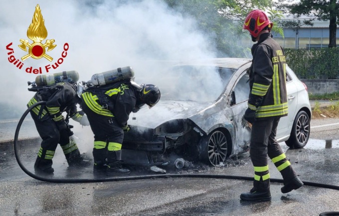 Auto a fuoco, salvo il conducente