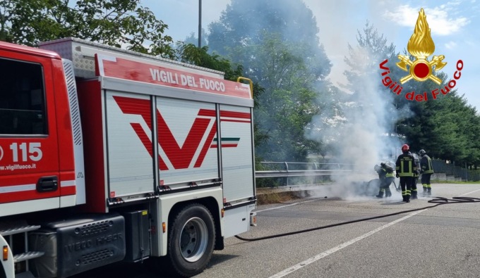Auto a fuoco, salvo il conducente