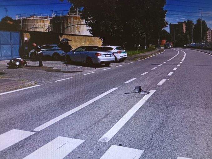 Provoca incidente sul mezzo rubato, poi si nasconde in bagno