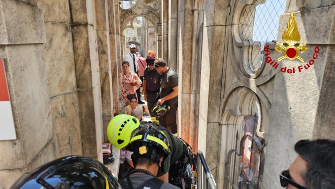 Malore sulle guglie del Duomo: 59enne trasportata in ospedale