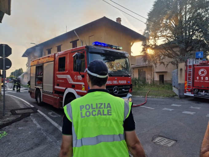 A fuoco un immobile dismesso, sul posto cinque mezzi dei pompieri