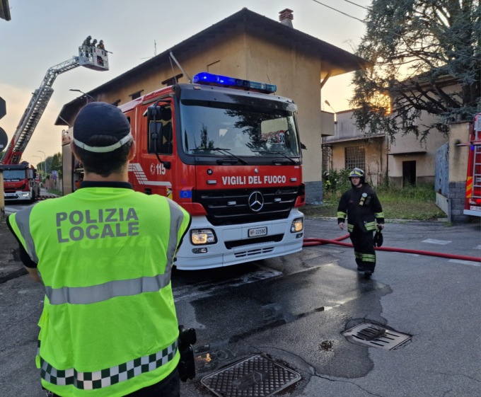A fuoco un immobile dismesso, sul posto cinque mezzi dei pompieri