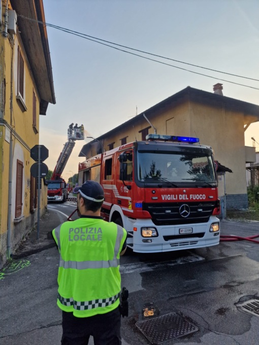 A fuoco un immobile dismesso, sul posto cinque mezzi dei pompieri