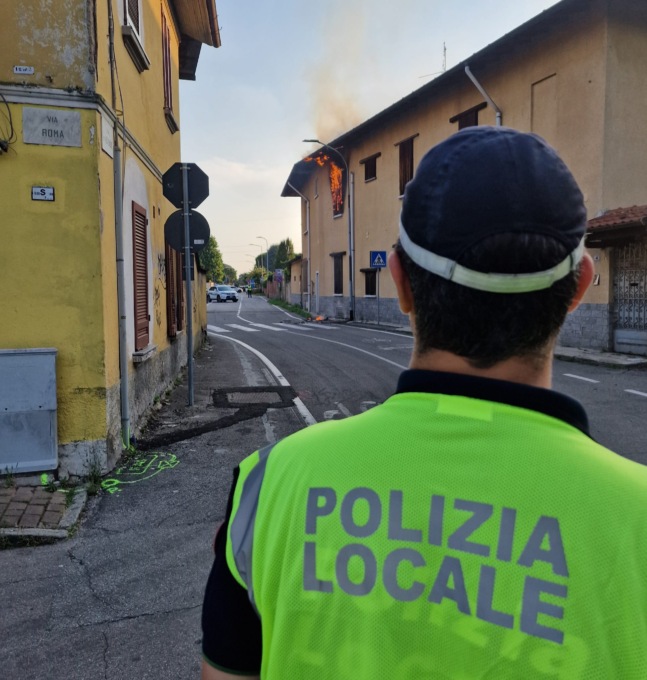 A fuoco un immobile dismesso, sul posto cinque mezzi dei pompieri