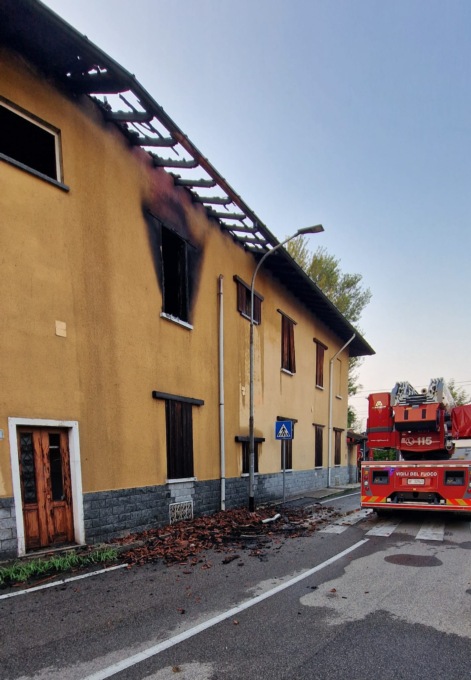 A fuoco un immobile dismesso, sul posto cinque mezzi dei pompieri