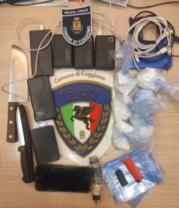 Scovati in un campo un borsone e degli zaini pieni di cocaina
