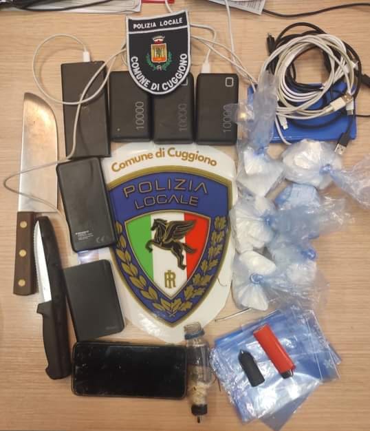 Scovati in un campo un borsone e degli zaini pieni di cocaina