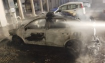 A fuoco un'auto della Polizia Locale, preso il piromane