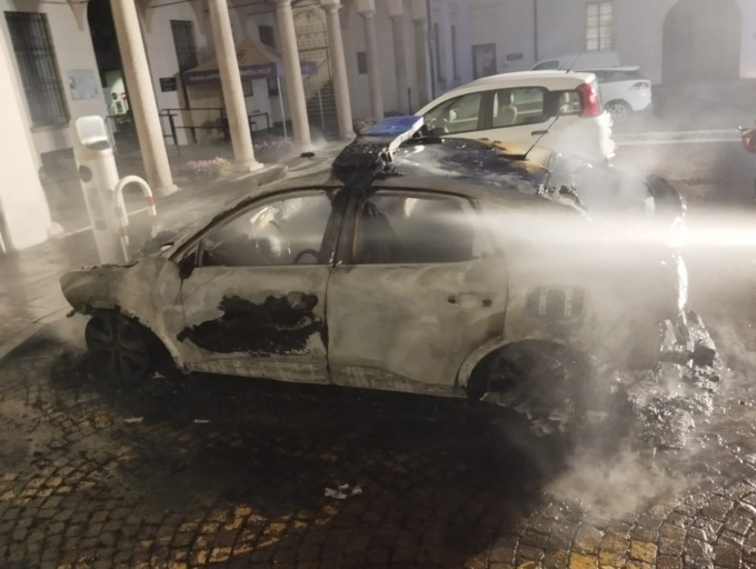 A fuoco un’auto della Polizia Locale, preso il piromane