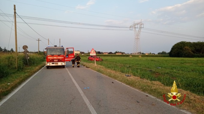 Auto finisce fuori strada, un morto e un ferito grave