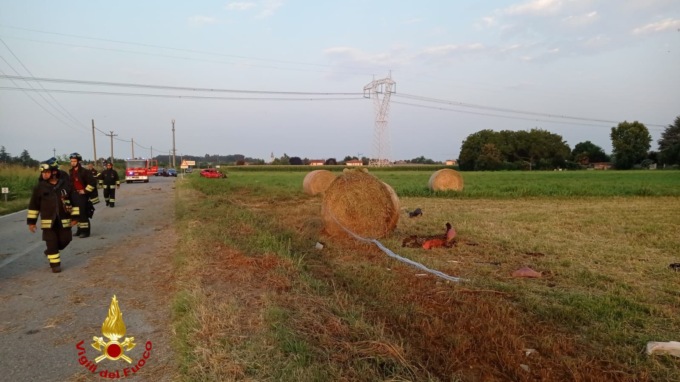 Auto finisce fuori strada, un morto e un ferito grave