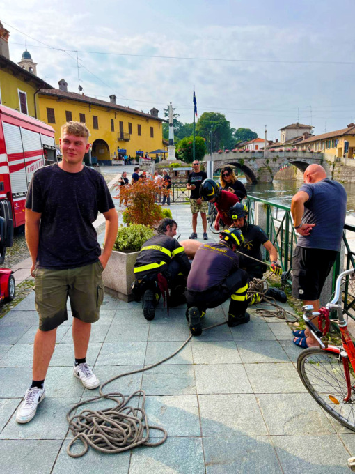 Ragazzo magentino salva capriolo caduto nel Naviglio