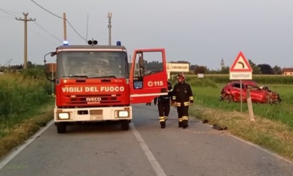 Auto finisce fuori strada, un morto e un ferito grave