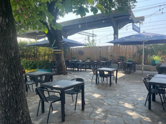 Il quarto binario minaccia il dehors del ristorante “Locomotivo”
