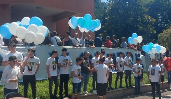 Palloncini e fumogeni per l’ultimo saluto, sulle note di Ramazzotti, a Giuseppe Marsichina