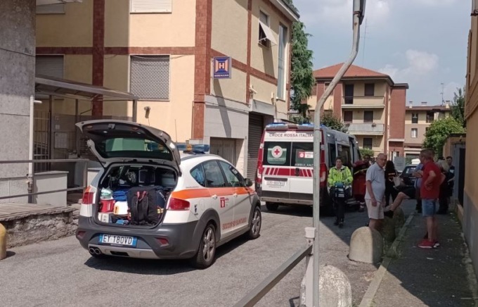 Furgone investe un ragazzino di 15 anni e scappa