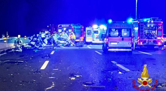 Frontale tra un furgone contromano e un taxi sulla A4 Rho-Arluno
