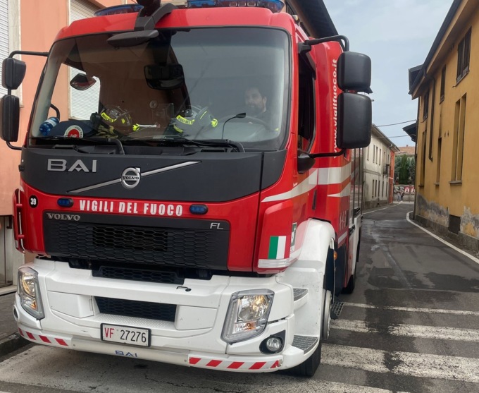 In fiamme il tetto di una villetta: arrivano i pompieri