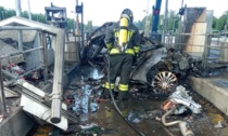 Auto si schianta contro il casello e prende fuoco: deceduto l'automobilista