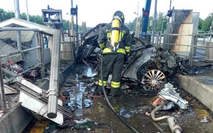 Auto si schianta contro il casello e prende fuoco: deceduto l’automobilista
