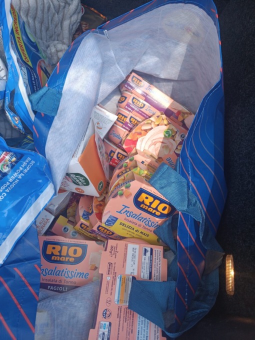 Prese le ladre dei supermercati, erano madre e figlia: nelle borse tonno, profumi e anche pasta alla carbonara