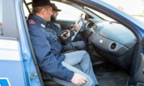 Evade dai domiciliari, vede la Polizia e tenta di nascondersi dietro le auto: arrestato