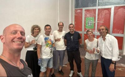 Rulli, pennelli e vernice, i genitori di Mazzo al lavoro per dipingere la scuola dei loro figli