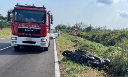 Scontro tra furgone e moto, centauro finisce nel fossato