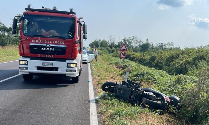 Scontro tra furgone e moto, centauro finisce nel fossato