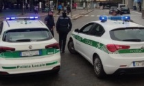 Tampona l’auto che lo precede e fugge: preso il giorno dopo dalla Polizia Locale