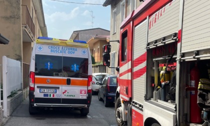 80enne sale sul tetto del box ma non riesce più a scendere: salvato dai pompieri