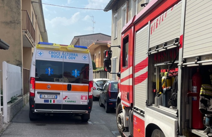 80enne sale sul tetto del box ma non riesce più a scendere: salvato dai pompieri