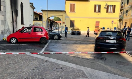 Uomo trovato senza vita a fianco alla sua auto in fiamme