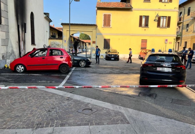 Uomo trovato senza vita a fianco alla sua auto in fiamme