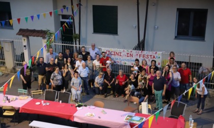 La strada si trasforma in un salone a cielo aperto: c'è la festa dei vicini!