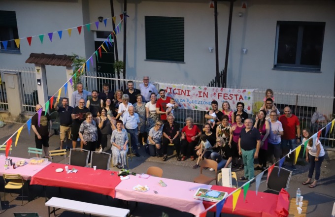 La strada si trasforma in un salone a cielo aperto: c’è la festa dei vicini!