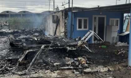 A fuoco tre baracche nel campo nomadi