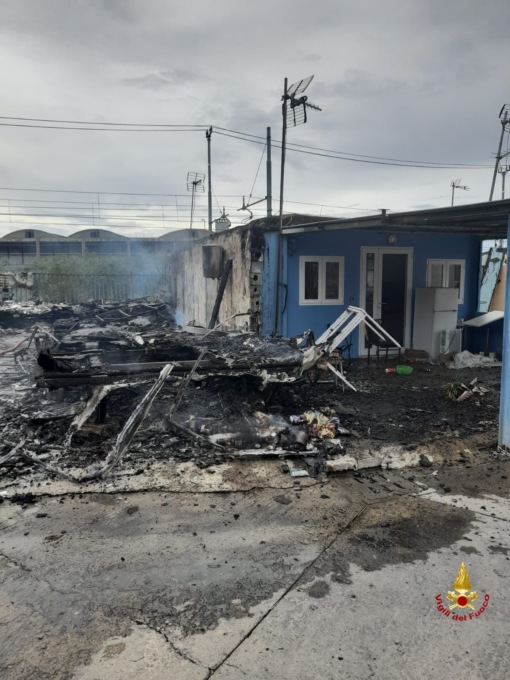 A fuoco tre baracche nel campo nomadi